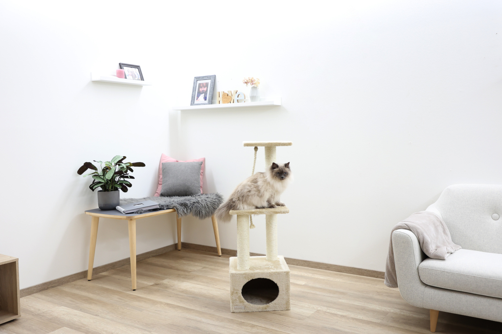 Kerbl Platin Pro Albero Tiragraffi per Gatti con Cuccia Sisal