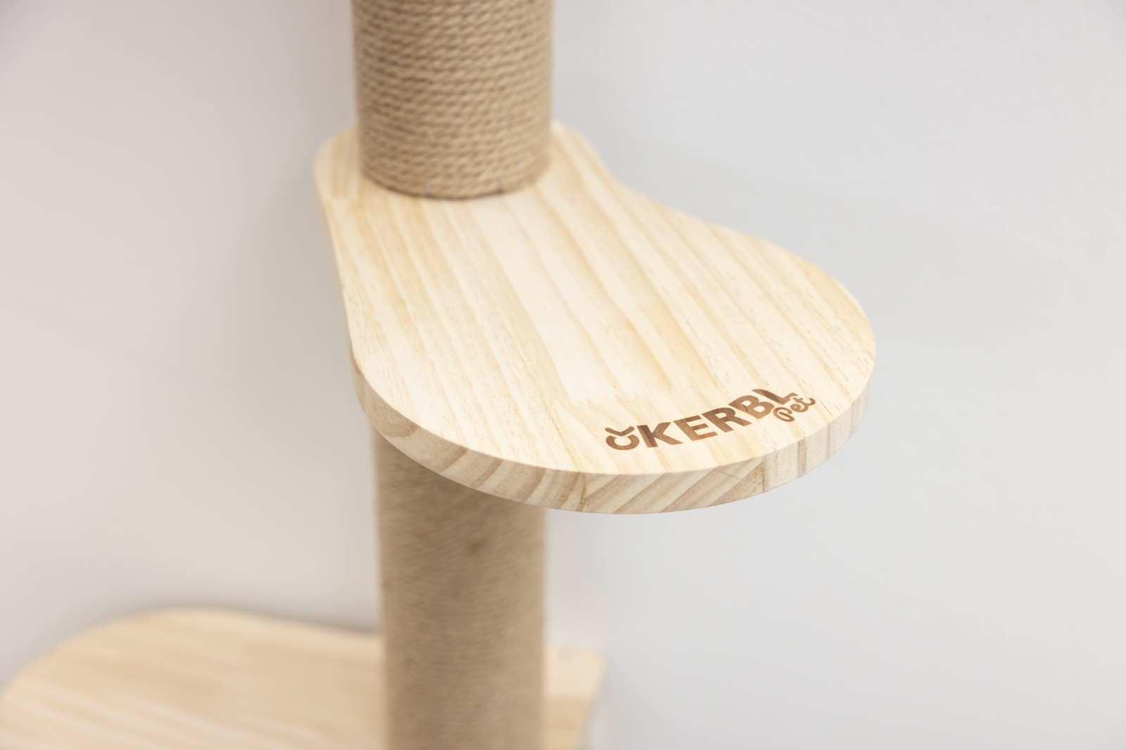 Kerbl Pet Timber Tiragraffi a Parete Legno Iuta